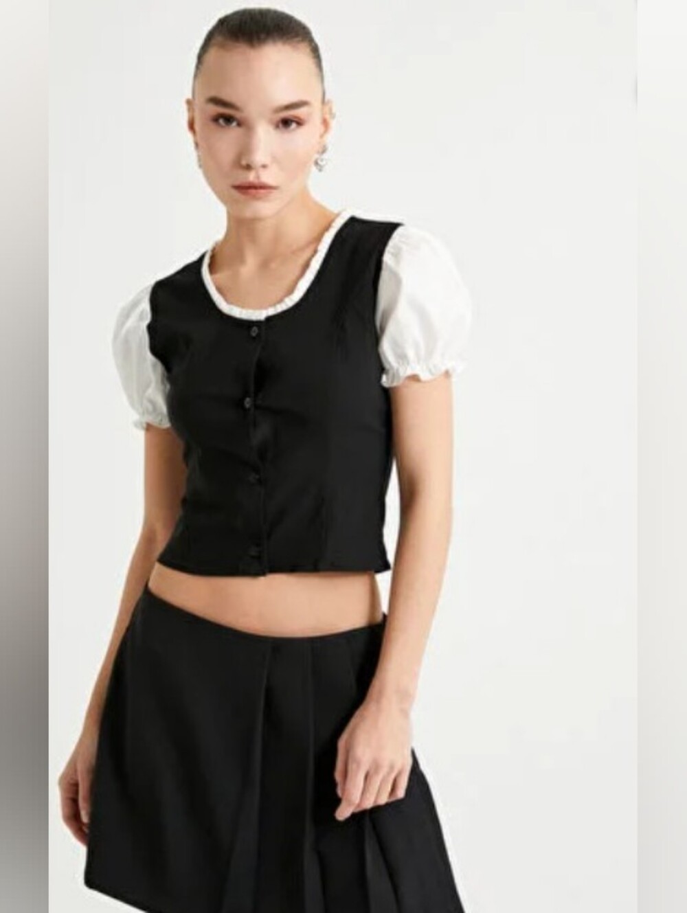 Cropped Puff-Sleeve Contrast Top in Black and White